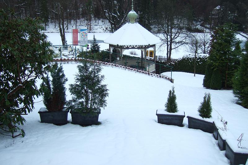 2009-12- (22).JPG - Bad Sachsa: Der Außenbereich eines Wellness-Hotels mit Blick auf den Schmelzteich